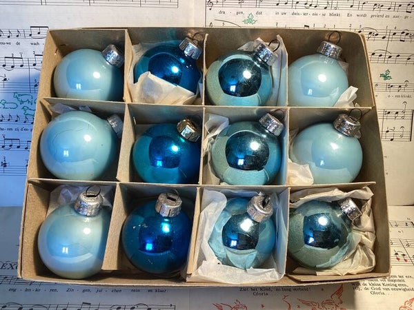 Verzameldoos nr. 46. met 12 blauw glazen kerstballen diam.4,5 cm
