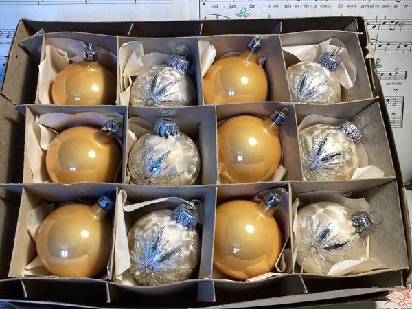 Verzameldoos nr. 45. Met 12 goudgele en parelmoer kerstballen 4,5 cm diam.