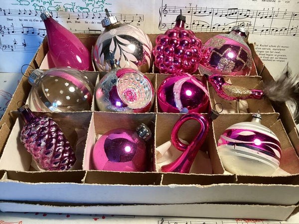 Verzameldoos nr. 32. met 12 glazen kerstbalfiguren fuchsiakleuren