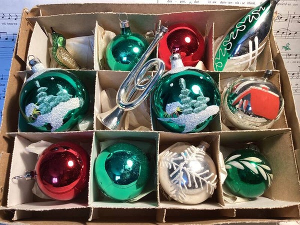 Verzameldoos nr. 33. Met 12 klassieke glazen kerstbalfiguren zilver, groen, rood