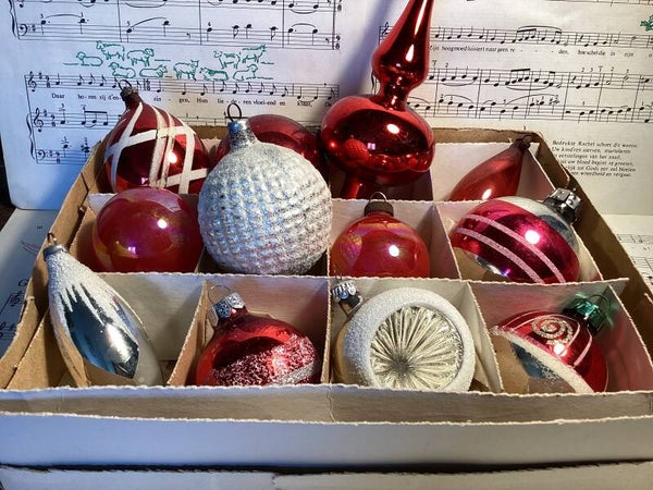 Verzameldoos nr. 34. met rood en zilver glazenkerstbalfiguren en piek