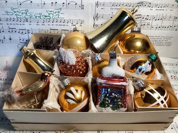 Verzameldoos nr. 35. met 12 oranje goudkleurige oude kerstbalfiguren