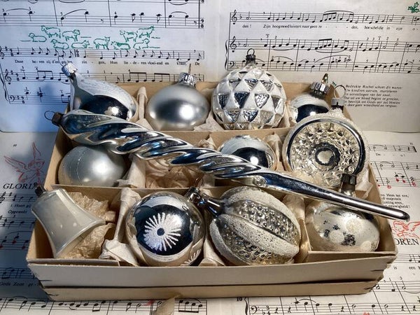 Verzameldoos nr. 36. Met 12 zilverkleurige kerstbalfiguren