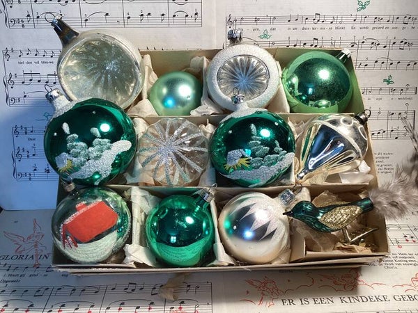 Verzameldoos nr. 37. Met groen en zilverkleurige glazen kerstbalfiguren
