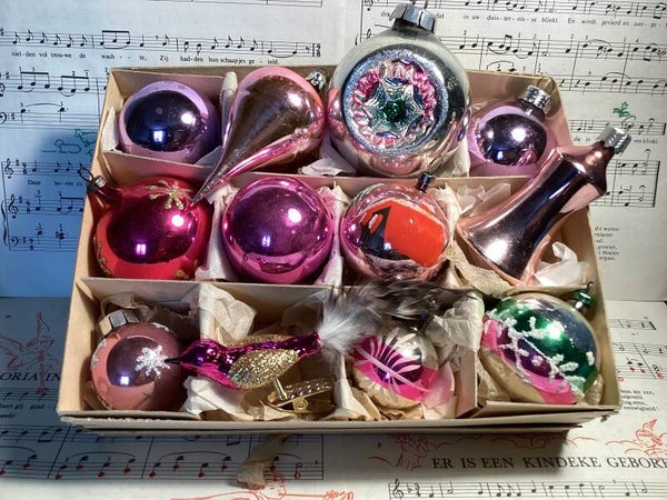 Verzameldoos nr. 38. Met 12 roze fuchsia glazen kerstbalfiguren