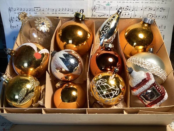 Verzameldoos nr. 39. Met oranje en goudkleurige grote kerstballen 6-9 cm