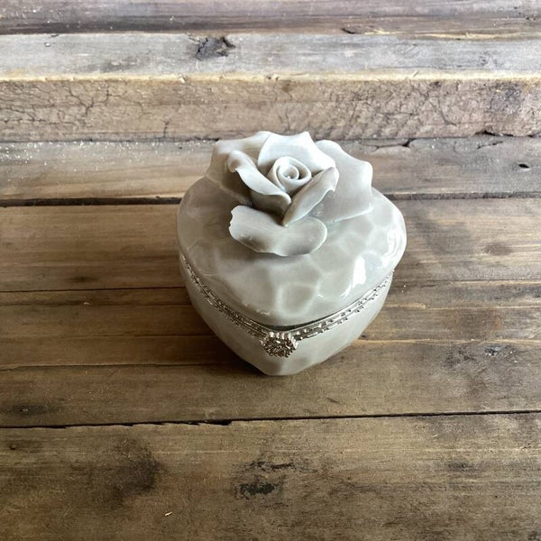Mooi aardewerk opbergpotje taupkleurig met roos, sluiting, 7x7x5 cm