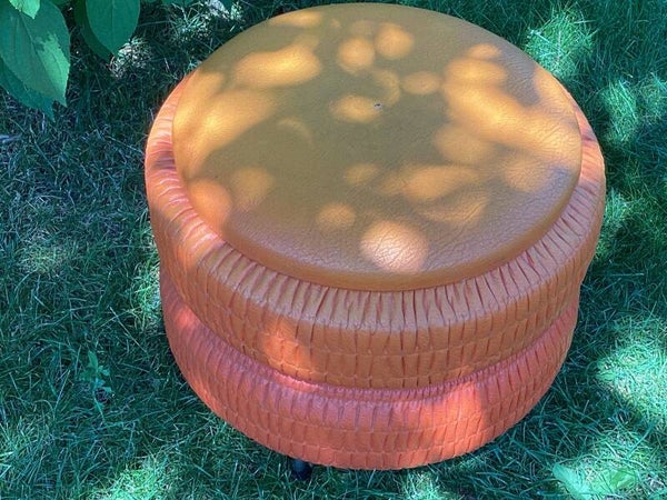 Mid century oranje opbergpoef op chromen pootjes