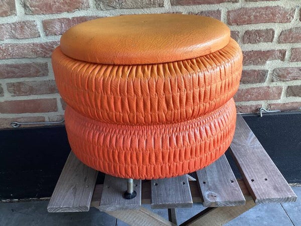 Mid century oranje opbergpoef op chromen pootjes