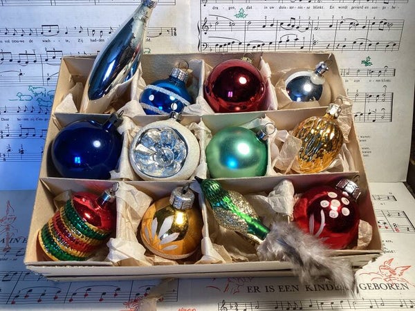 Verzameldoos nr. 40.met glazen gekleurde kerstbalfiguren 4-6 cm