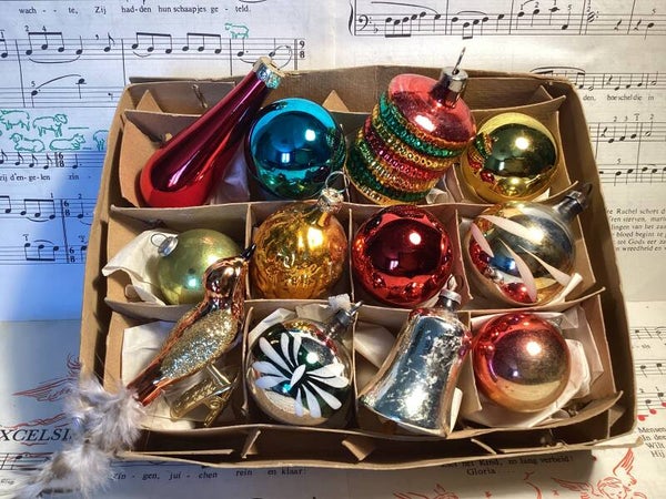 Verzameldoos nr. 41. met gekleurde glazen kerstbalfiguren 4-6 cm