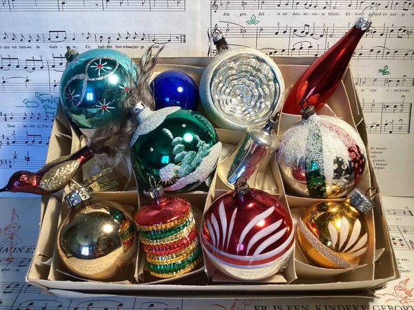 Verzameldoos nr. 42. met 12 gekleurde glazen kerstbalfiguren 4-7 cm