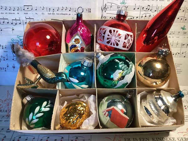 Verzameldoos nr. 33. Met gekleurde glazen kerstbalfiguren