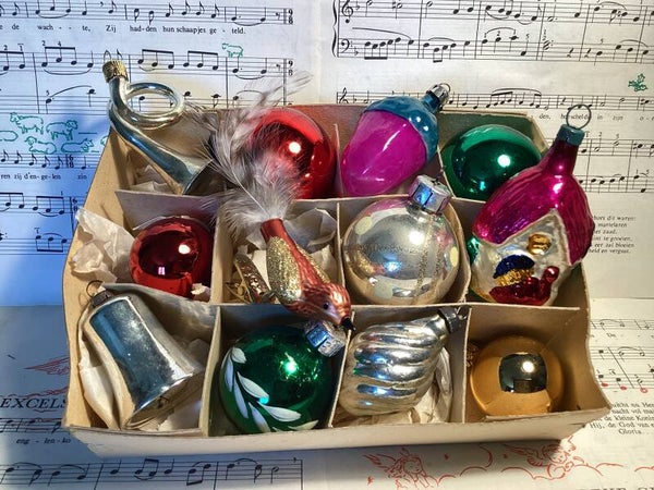 Verzameldoos nr. 53. Met 12 glazen gekleurde en zilveren kerstbalfiguren