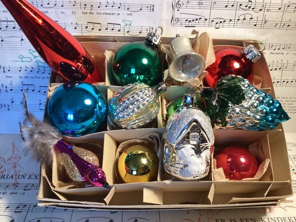 Verzameldoos nr. 54. Met gekleurde glazen kerstbalfiguren