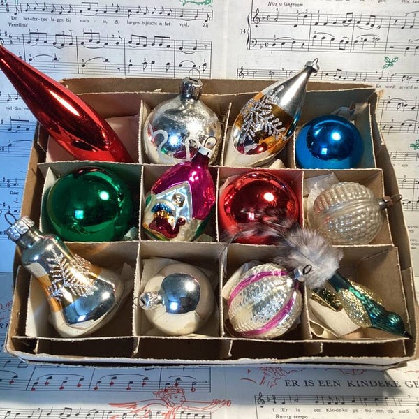 Verzameldoos nr. 24. met gekleurde glazen kerstbalfiguren