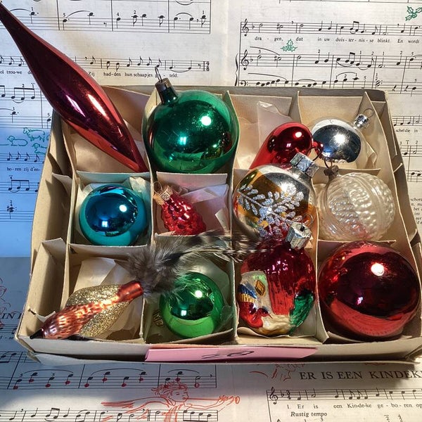 Verzameldoos nr. 28. Met gekleurde glazen kerstbalfiguren