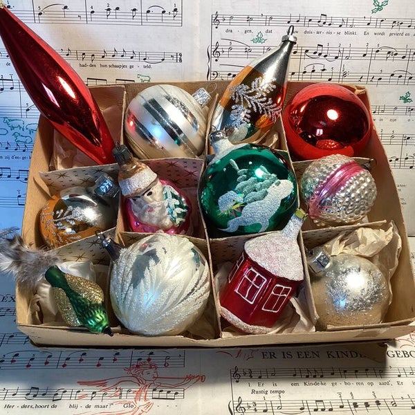 Verzameldoos nr. 29. met gekleurde glazen kerstbalfiguren
