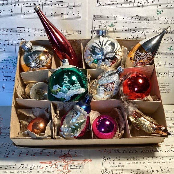 Verzameldoos nr. 31. met gekleurde glazen kerstbalfiguren