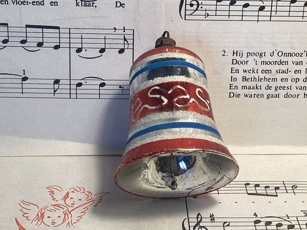 Antieke kerstbal klok met klepel, gesuikerd, rood, zilver, blauw, 7 cm