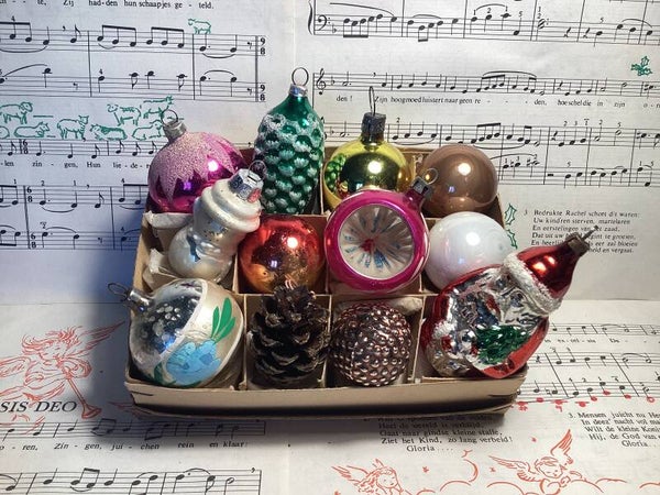 Verzameldoos nr. 34. Met kleine glazen gekleurde kerstbalfiguren 3-6 cm