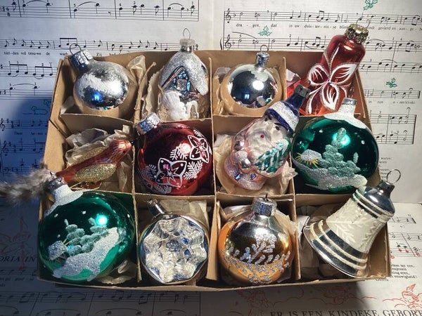 Verzameldoos nr. 35. Met gekleurde glazen kerstbalfiguren 5-7 cm