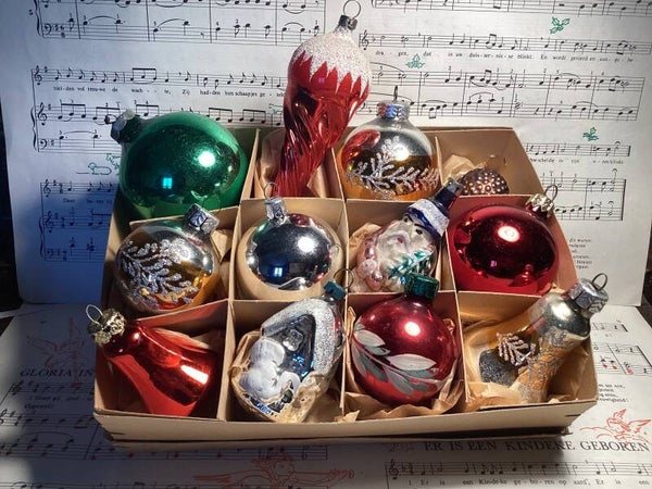 Verzameldoos nr. 36. Met gekleurde glazen kerstbalfiguren