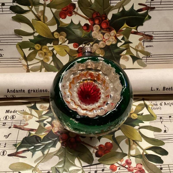 Antieke deukbal, brede groene rand, rood gouden kern, 6 cm