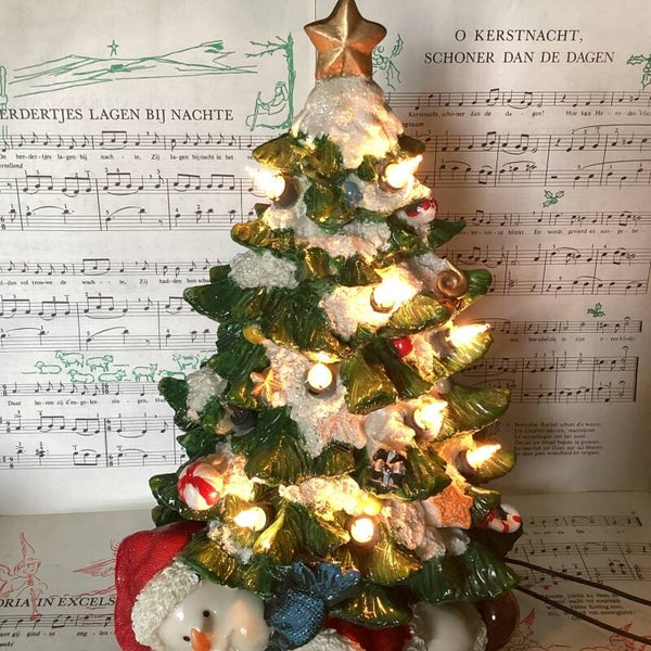 Kerstboom met sneeuwpop en lichtjes 220V 30 cm hoog