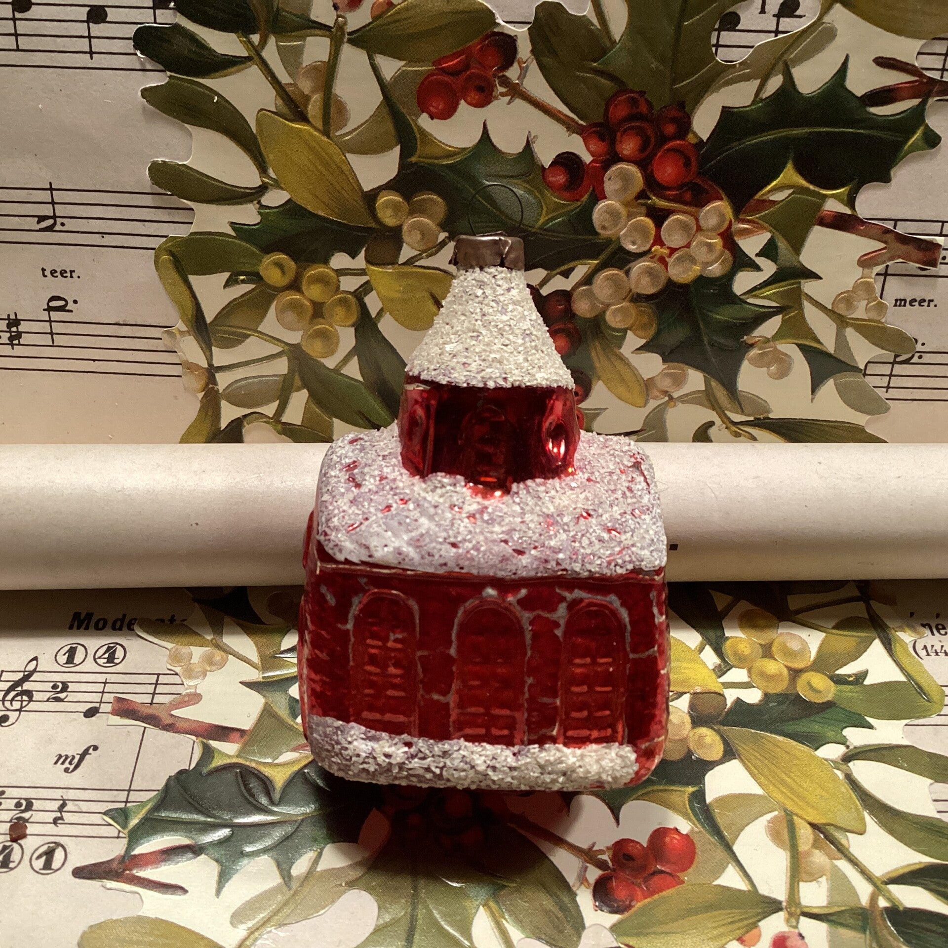 Antieke kerstbal kerk rood, gesuikerde daken, 5x8x3 cm