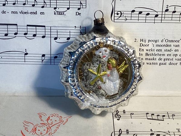 Oude kerstbal met engel in diorama kerstbal 8x8x4 cm
