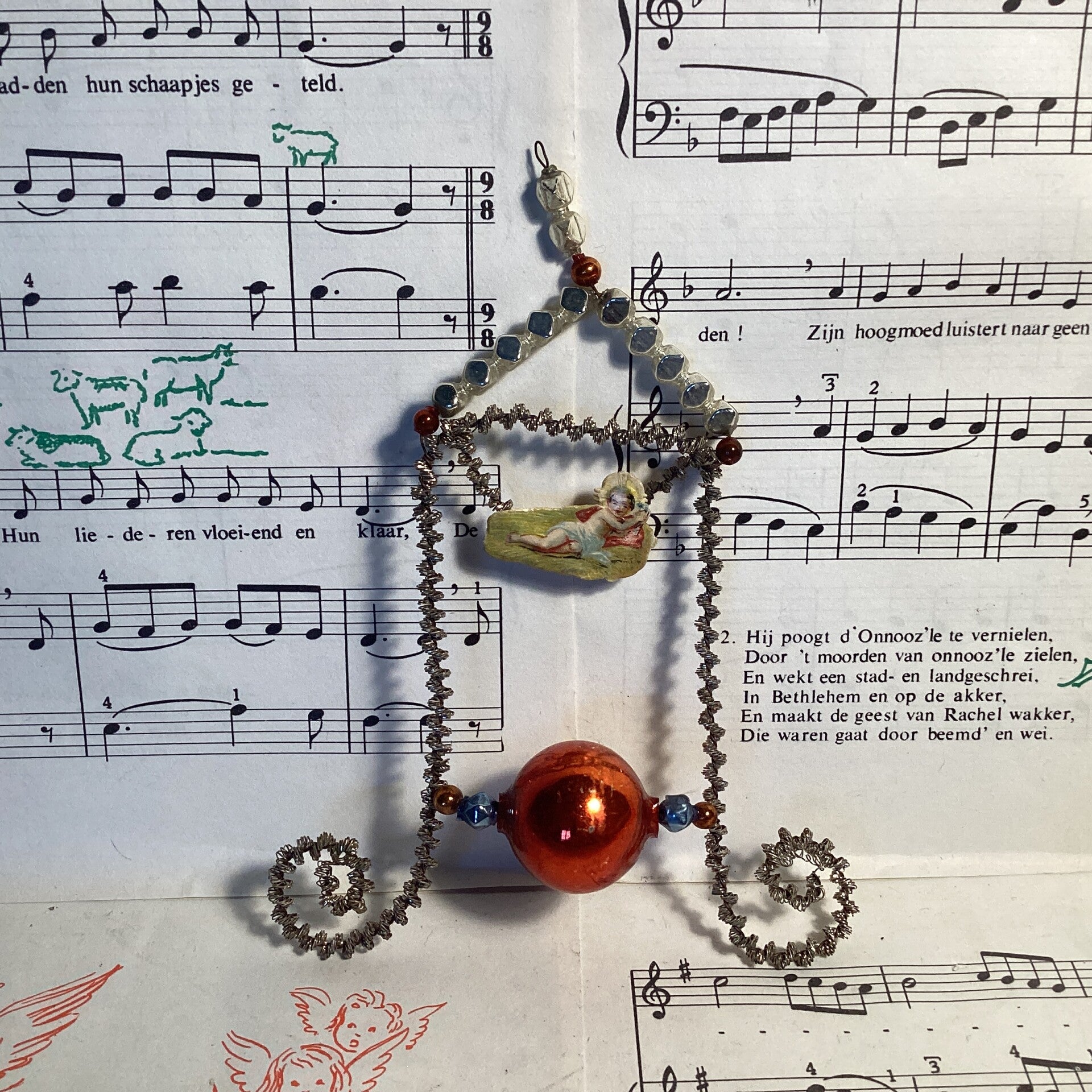 Antieke tinsel hemelpoort met oud poesieplaatje liggende aureool engel 12x15x2 cm