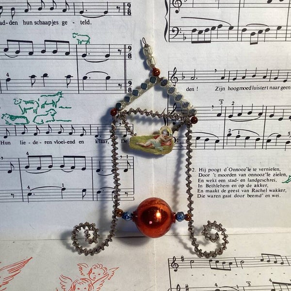 Antieke tinsel hemelpoort met oud poesieplaatje liggende aureool engel 12x15x2 cm