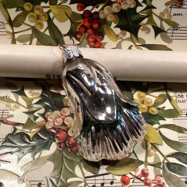 Antieke kerstbal vrucht zilver groen, hazelnoot? 9x5x3 cm