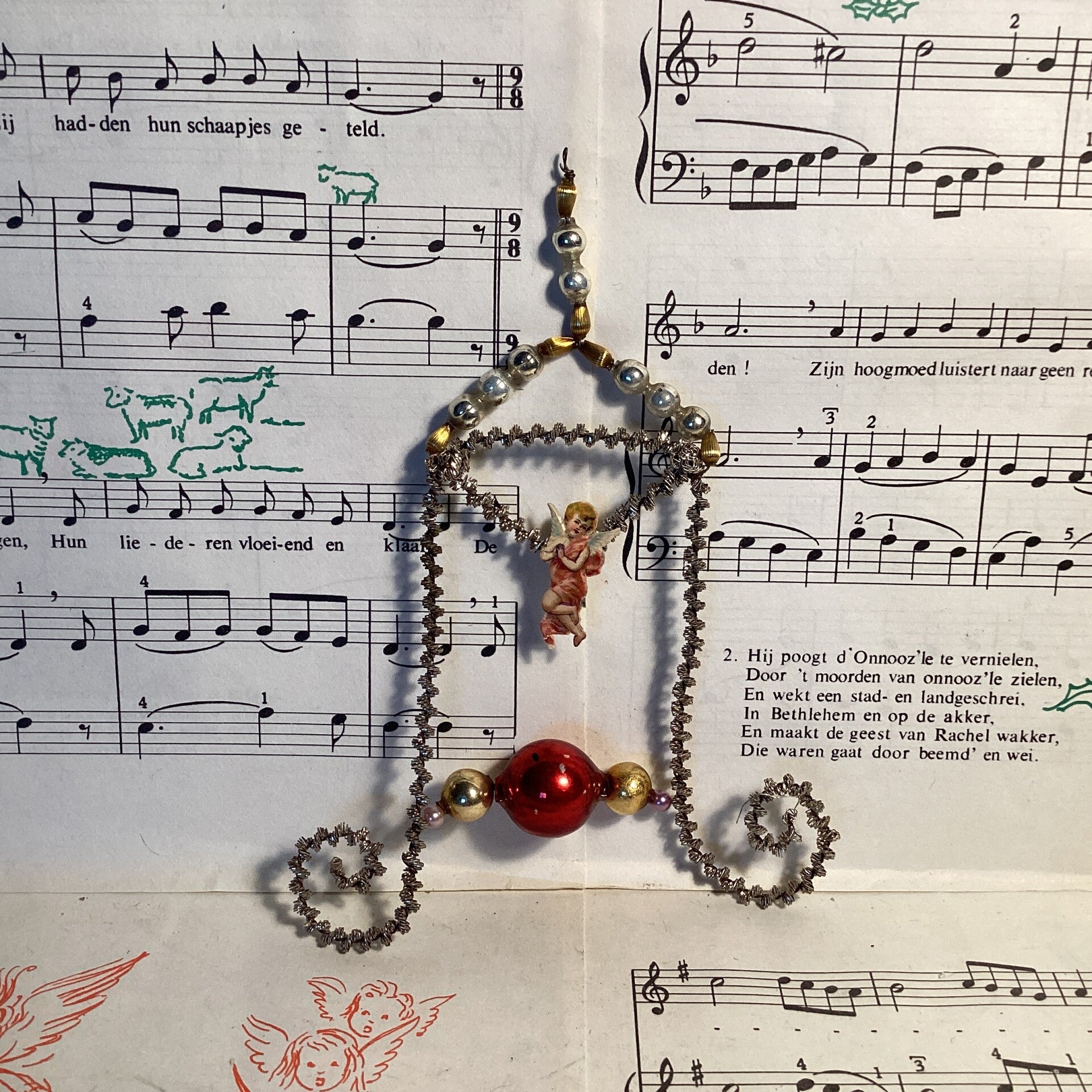 Antieke tinsel hemelpoort met oud poesieplaatje engel 12x15x2 cm