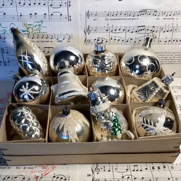 Verzameldoos nr. 37. met 12 glazen oude kerstballen en figuren