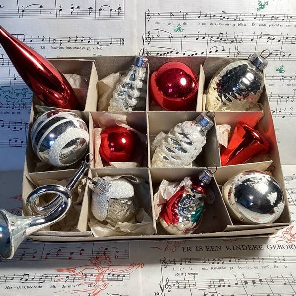 Verzameldoos nr. 39. Met rode en zilver oude kerstballen en figuren