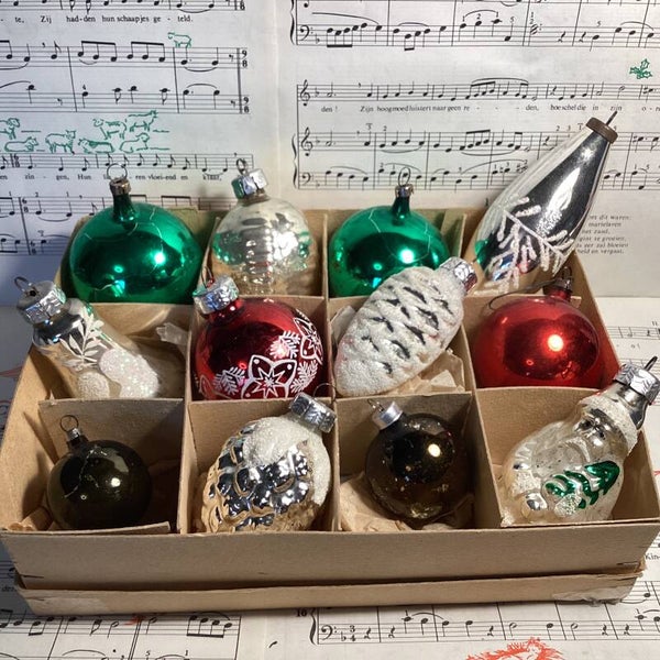 Verzameldoos nr. 42. Met 12 rood, groen en zilveren oude glazen kerstbalfiguren