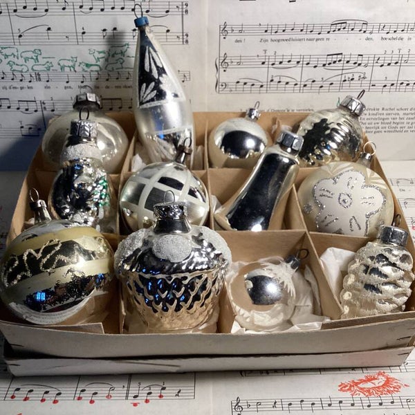 Verzameldoos nr. 55. Met oude glazen zilverkleurige kerstballen en figuren