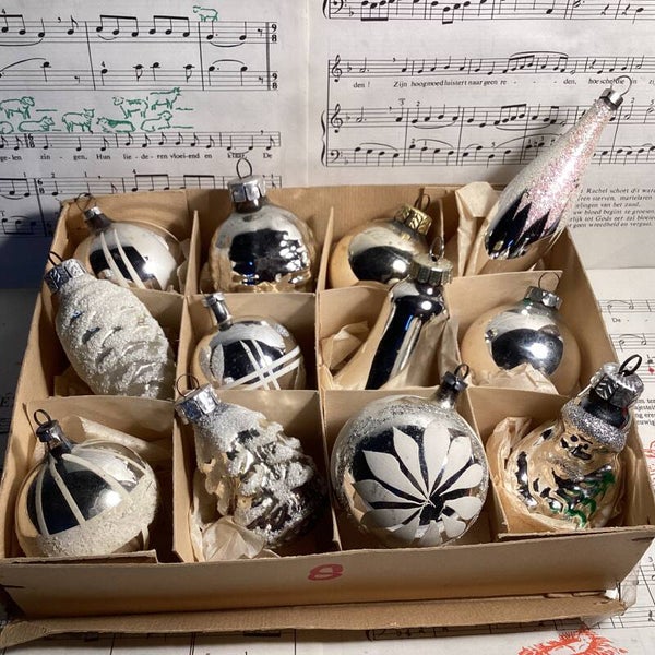 Verzameldoos nr. 56.  Met oude glazen zilverkleurige kerstballen en figuren