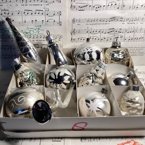 Verzameldoos nr. 57. Met oude glazen zilverkleurige kerstballen en figuren
