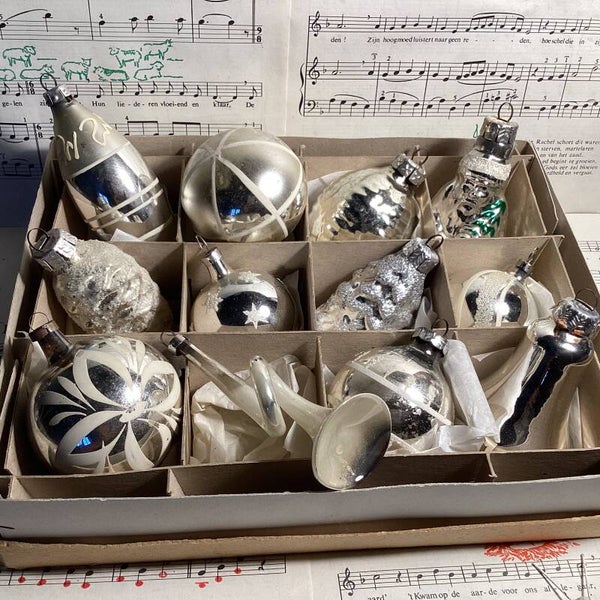Verzameldoos nr. 58. Met oude glazen zilverkleurige kerstballen en figuren