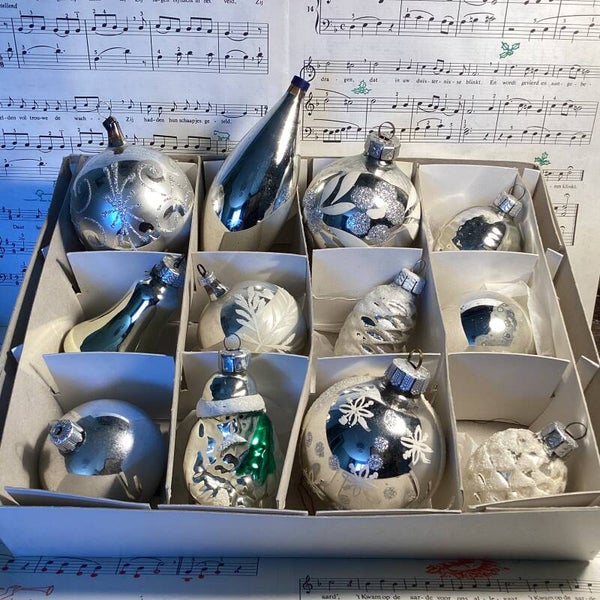 Verzameldoos nr. 59. Met zilveren kerstbalfiguren van glas