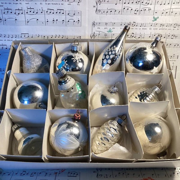 Verzameldoos nr. 60. Met 12 glazen zilveren kerstbalfiguren