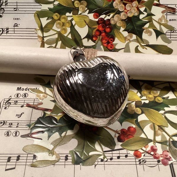 Antieke kerstbal bol hart gestreept en vlak hart voorop 7x6x3 cm