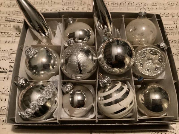 Verzameldoos nr. 12. Met zilveren glazen kerstballen