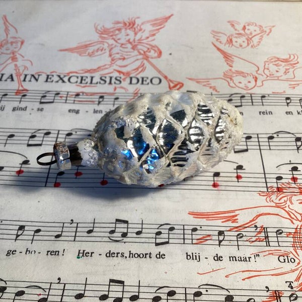 Antieke dennenappel van zilver glas, besneeuwd, 7 cm