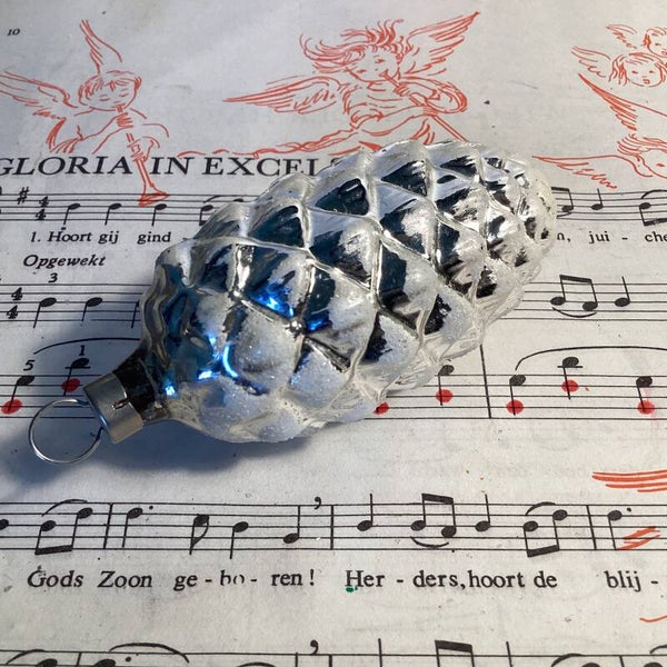 Antieke dennenappel van zilver glas, besneeuwd, 9 cm