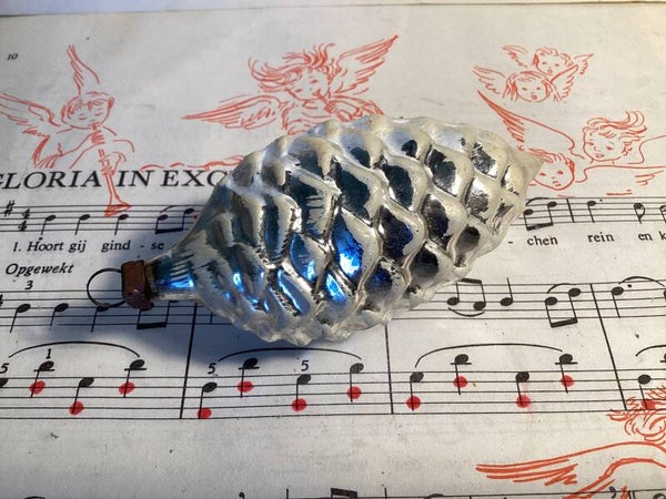 Antieke dennenappel van zilver glas, besneeuwd, 10 cm