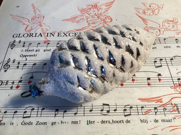 Antieke dennenappel van zilver glas, besneeuwd, 11 cm
